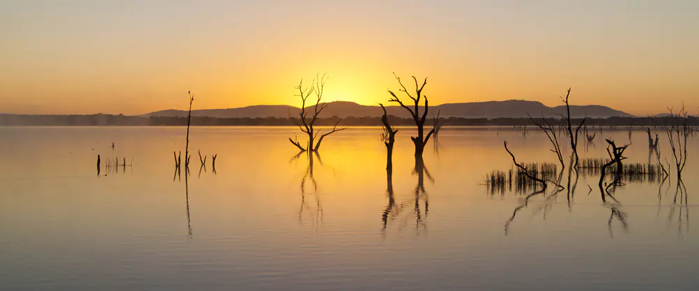 湖中夕阳景象_3840x1600带鱼屏_高清电脑桌面壁纸