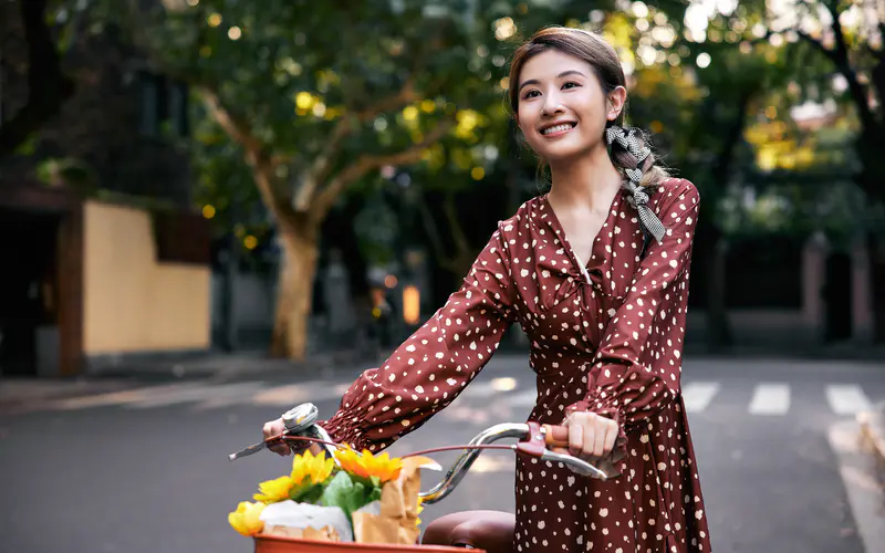 清新,美女模特,自行车,街拍,5K桌面壁纸5120×3200