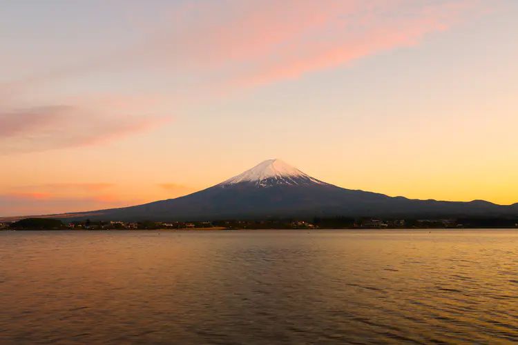 壮观的自然风景 雪山、河流与天空的完美融合，4K壁纸图片欣赏