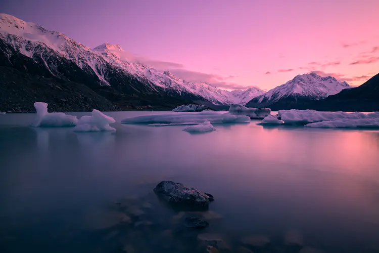 自然风景 雄伟山脉与雪地湖面的壮丽景色，4K电脑桌面壁纸