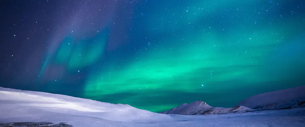 极光下的雪山夜景_3840x1600带鱼屏_高清电脑桌面壁纸