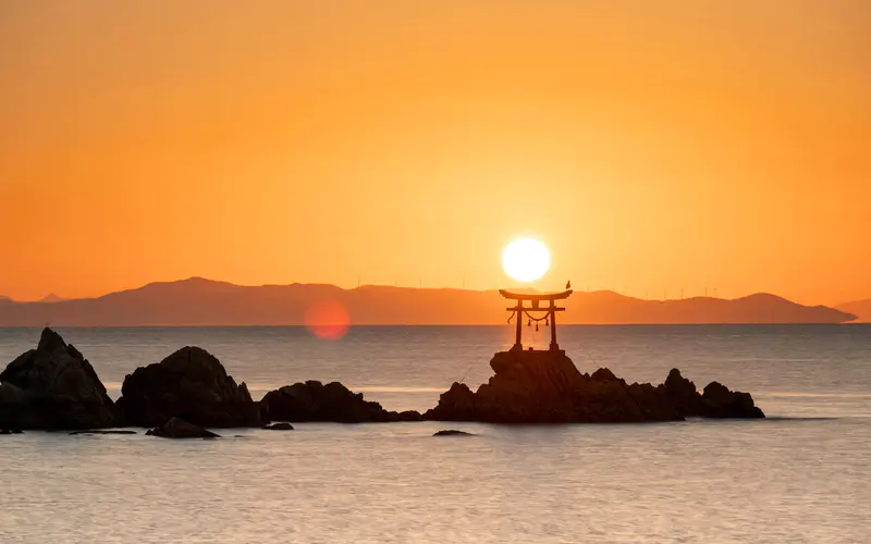 日本 海岸 木门 日落 夏天 5K桌面壁纸5120×3200