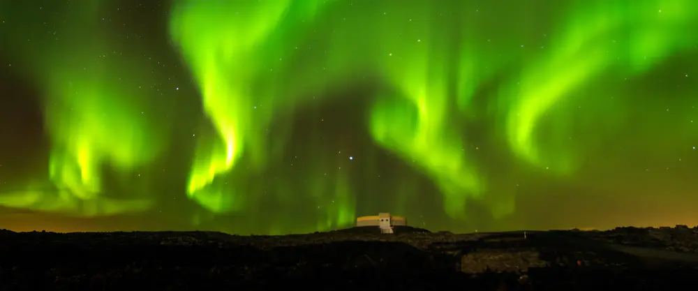 极光下的夜空美景_3840x1600带鱼屏_高清电脑桌面壁纸