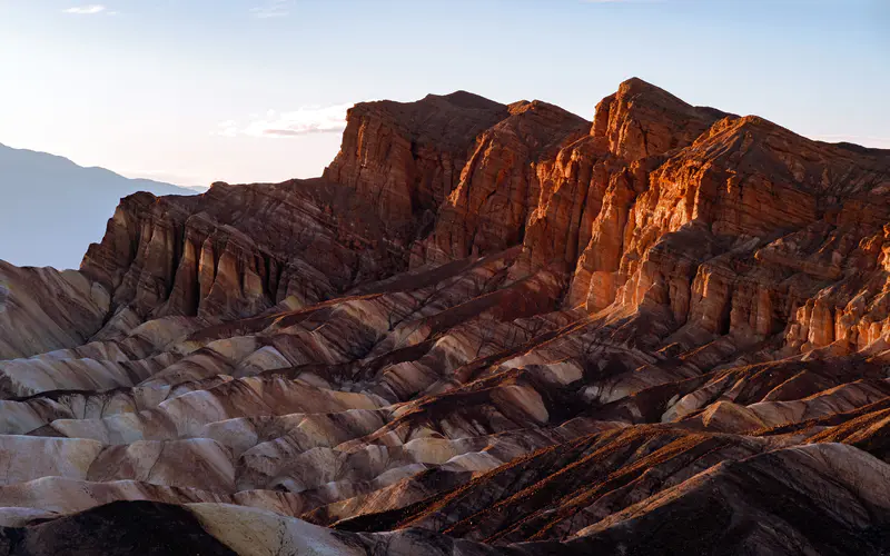 红色 岩石 阳光 Zabriskie Point 加利福尼亚州 美国 5K桌面壁纸5120×3200