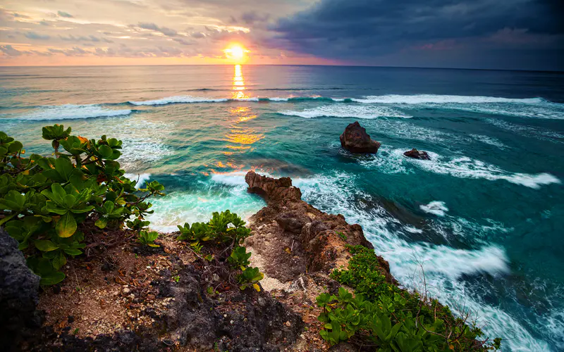 夕阳辉光下的大海风景 4K壁纸，自然之美与海浪的完美结合