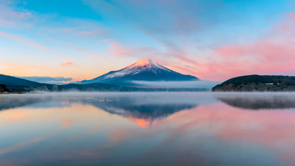 自然 风景 树木 云 天空 薄雾 粉色 云 鸭子 鸟类 早晨 房屋 山脉 湖 4K壁纸