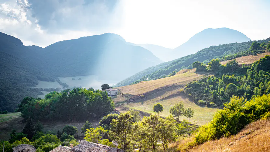 高清自然风景壁纸：山谷与阳光的和谐美景