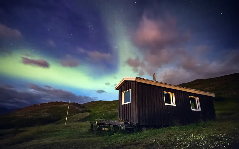 极光 星空 木屋 阿克雷里 冰岛 5K桌面壁纸5120×3200