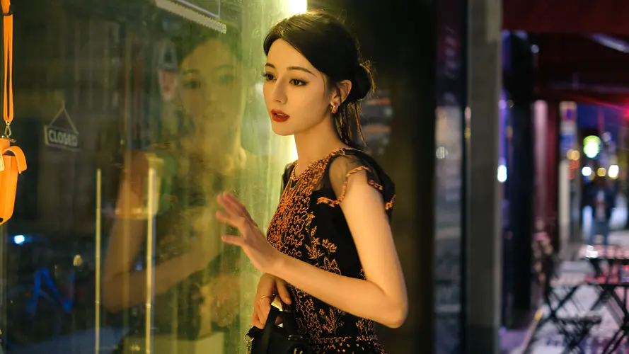 迪丽热巴 玻璃窗 高颜值美女4k电脑壁纸3840×2160