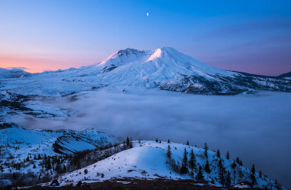 自然 景观 山脉 雪 冬天 树木 新月 云 天空 4K壁纸