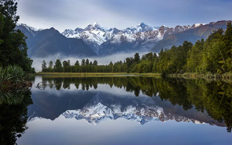 惊人的 雪山 湖 森林 倒影 5K桌面壁纸5120×3200