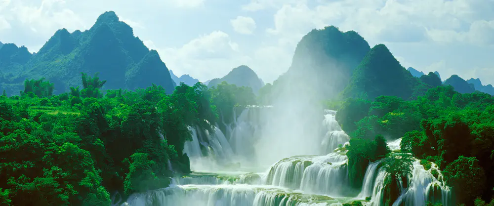 壮丽瀑布与青山美景_3840x1600带鱼屏_高清电脑桌面壁纸