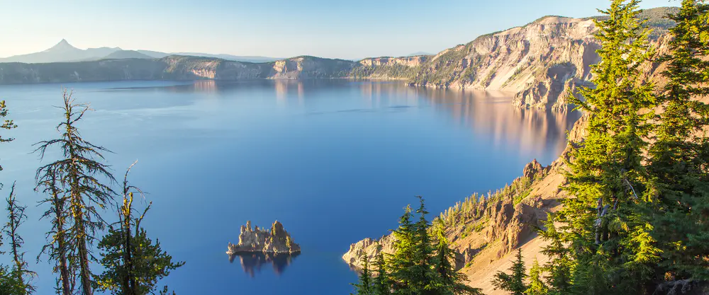 宁静的湖泊与山脉美景_3840x1600带鱼屏_高清电脑桌面壁纸