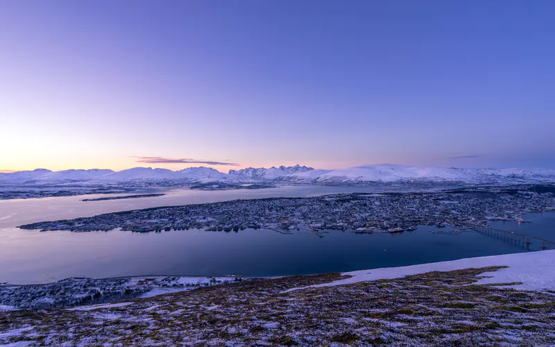 海岸线 城镇 雪山 地平线 托伦索 挪威 5K桌面壁纸5120×3200