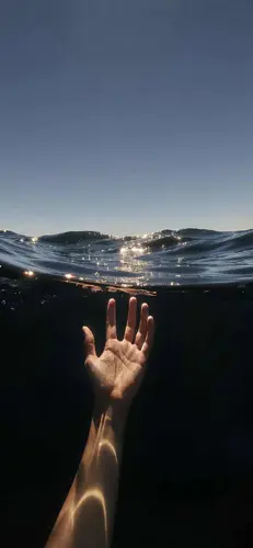 水面阳光手部特写高清手机壁纸