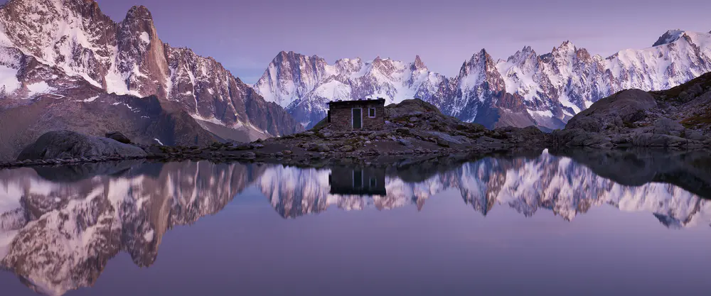 高山湖泊与反射美景_3840x1600带鱼屏_高清电脑桌面壁纸