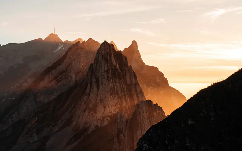 山峰 早晨 阳光 瑞士阿尔特纳尔普图姆 5K桌面壁纸5120×3200