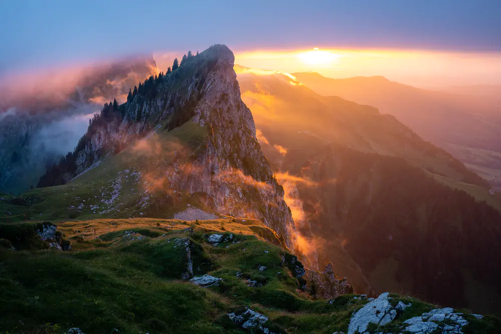 自然 风景 山脉 树木 云 天空 阳光 岩石 草 森林 山景 日出 4K壁纸