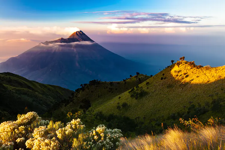 壮观火山风景 4K壁纸，山顶、山脉与岛屿的自然之美