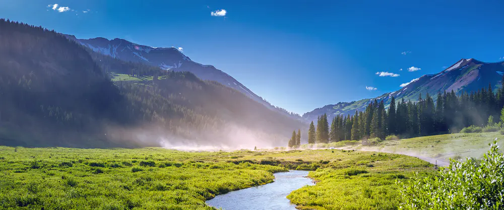 清晨山谷风景_3840x1600带鱼屏_高清电脑桌面壁纸