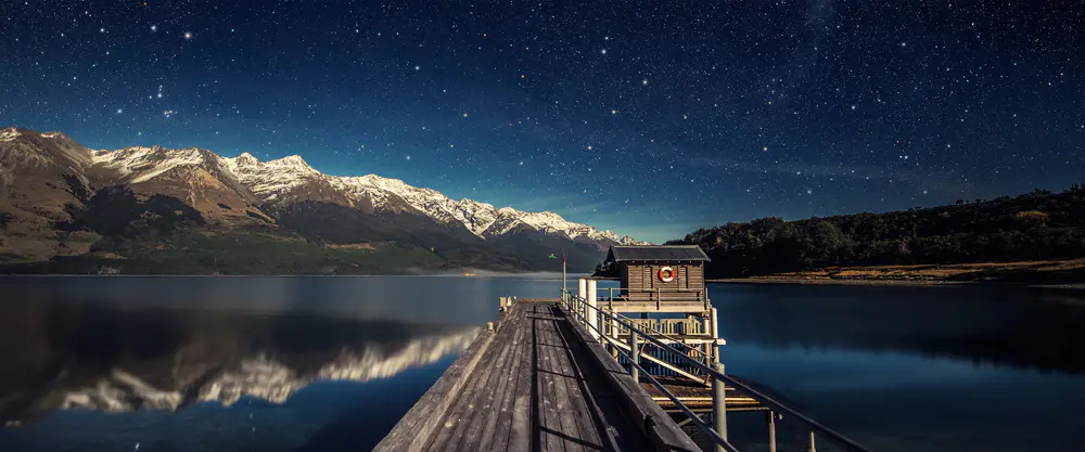 静谧星空下的湖边木桥_3840x1600带鱼屏_高清电脑桌面壁纸