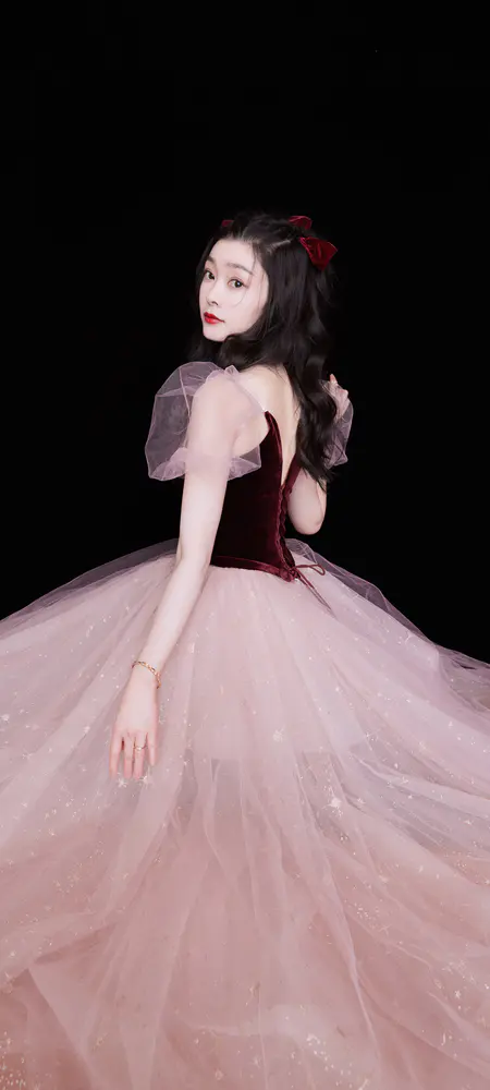 红丝绒与轻纱长裙的优雅少女壁纸