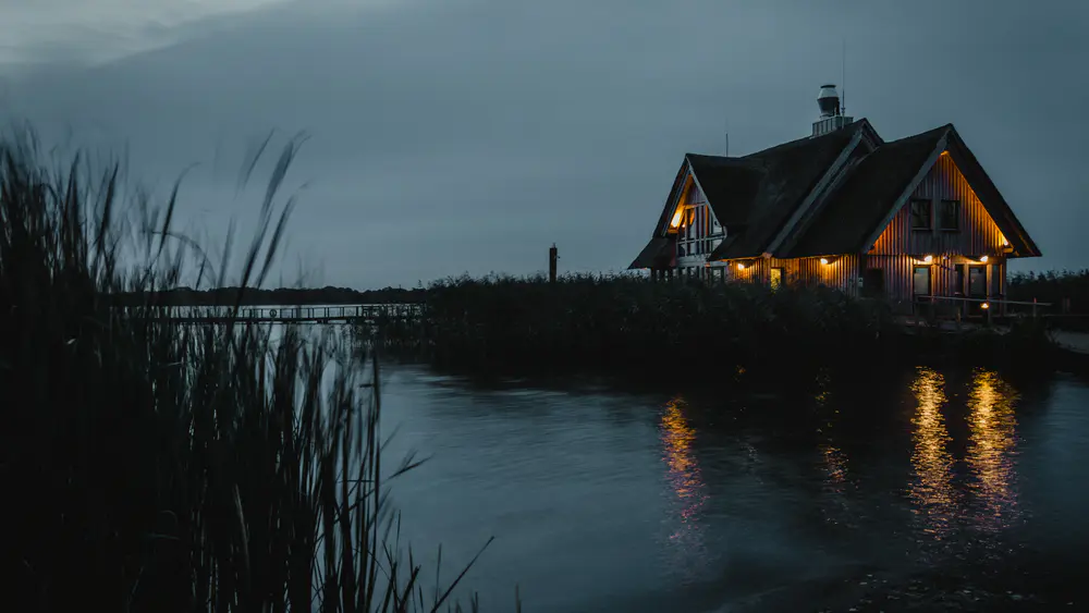 自然 云 植物 水 房屋 低光灯 木屋 黑暗 薄雾 芦苇 4K壁纸