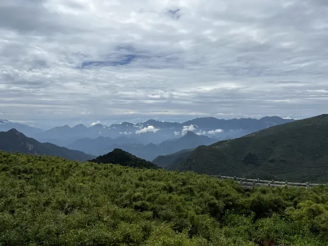 山脉 云海 蓝天 绿色 山坡 景观 自然风光高清壁纸