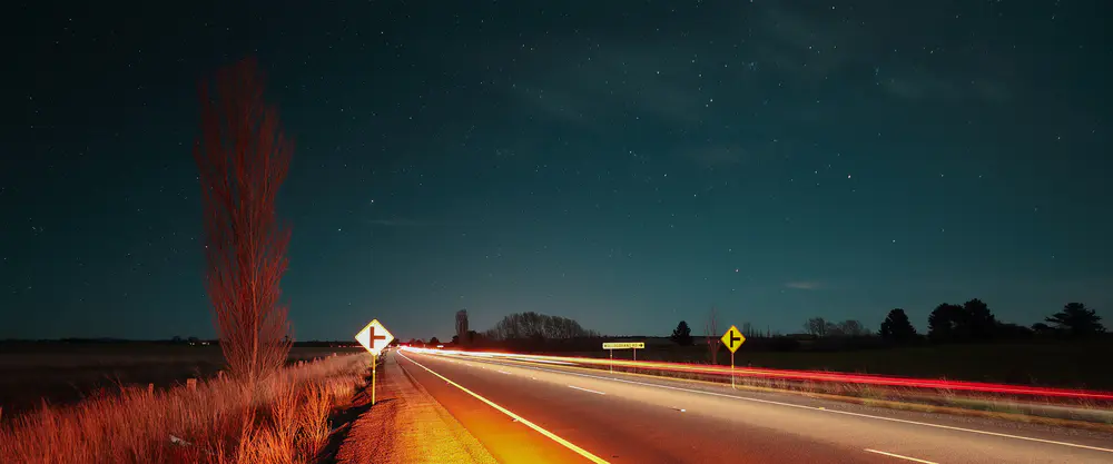 星空下的高速公路_3840x1600带鱼屏_高清电脑桌面壁纸