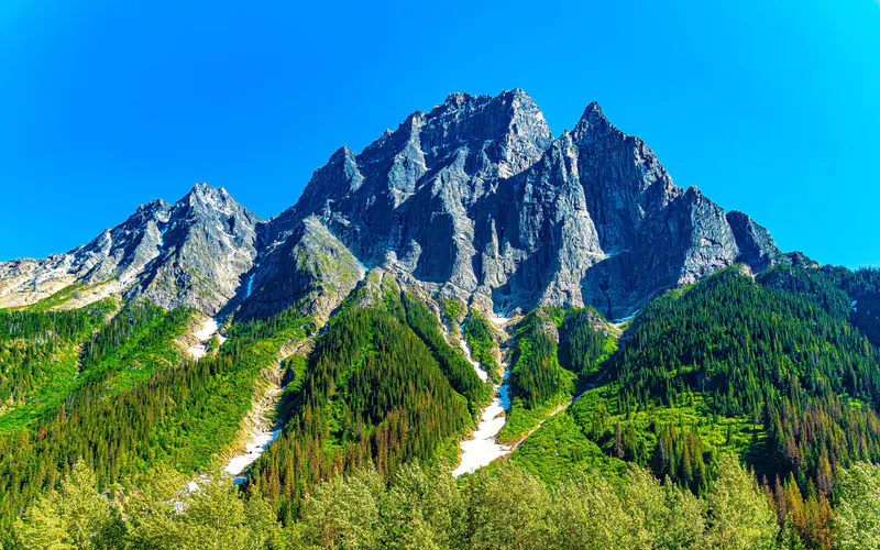 山峰 岩石 斜坡 绿树 雪 5K桌面壁纸5120×3200