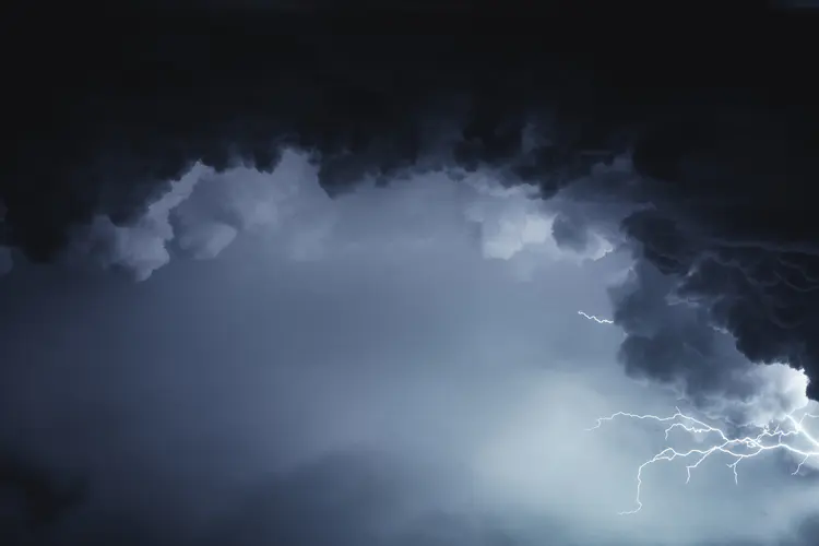 黑暗中的风暴 4K雨、云和闪电壁纸