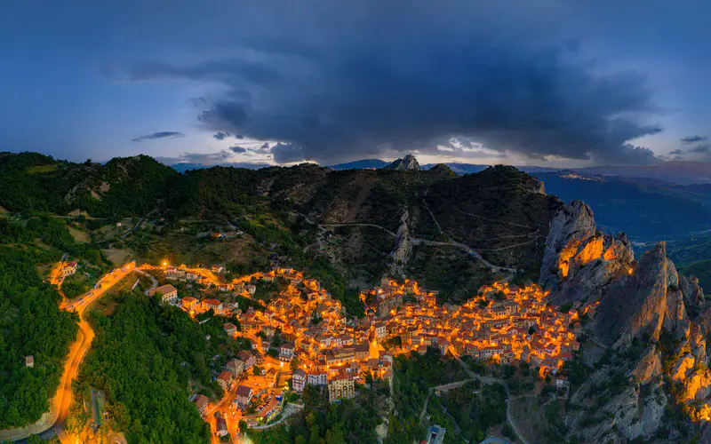 Castelmezzano 村 波坦察 巴西利卡塔 意大利 5K桌面壁纸5120×3200