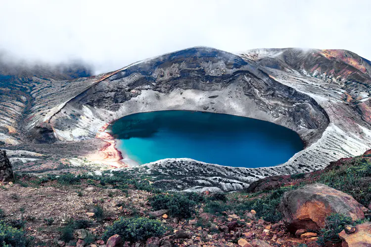 火山口湖的壮丽景色 4K壁纸，自然之美