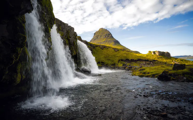 瀑布 河流 Kirkjufellsfoss 格伦达菲厄泽 冰岛 5K桌面壁纸5120×3200