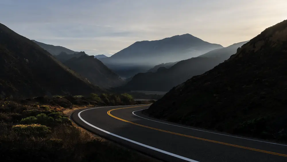 自然 风景 山脉 道路 薄雾 空旷 4K壁纸