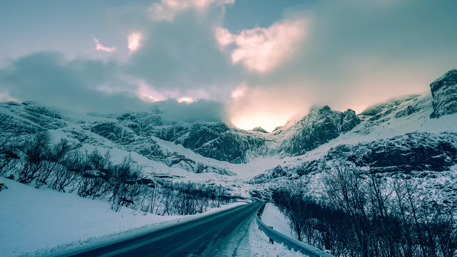 冬季雪山公路日落风光 – 高清电脑桌面壁纸