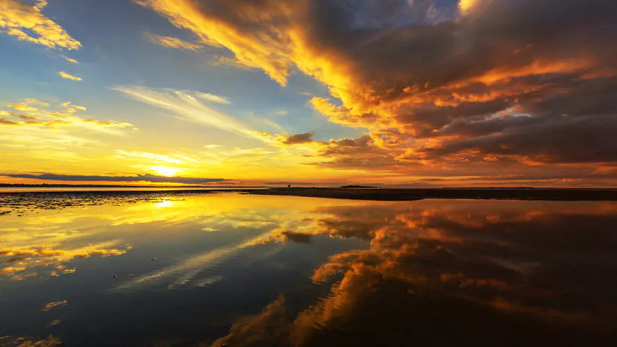 海上日出 海边 美丽的云 微软windows10主题风景4k高清壁纸