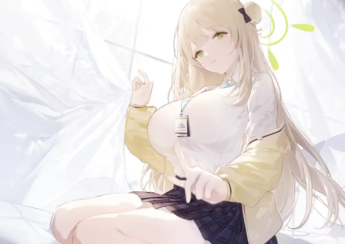 金发女孩的动漫壁纸 绿色眼睛与白色窗帘的4K美景