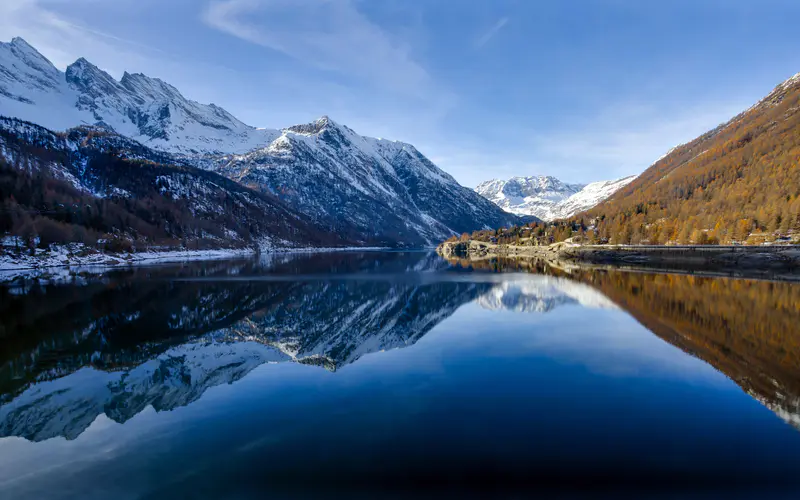 秋天的森林 雪山 湖面倒影 5K桌面壁纸5120×3200