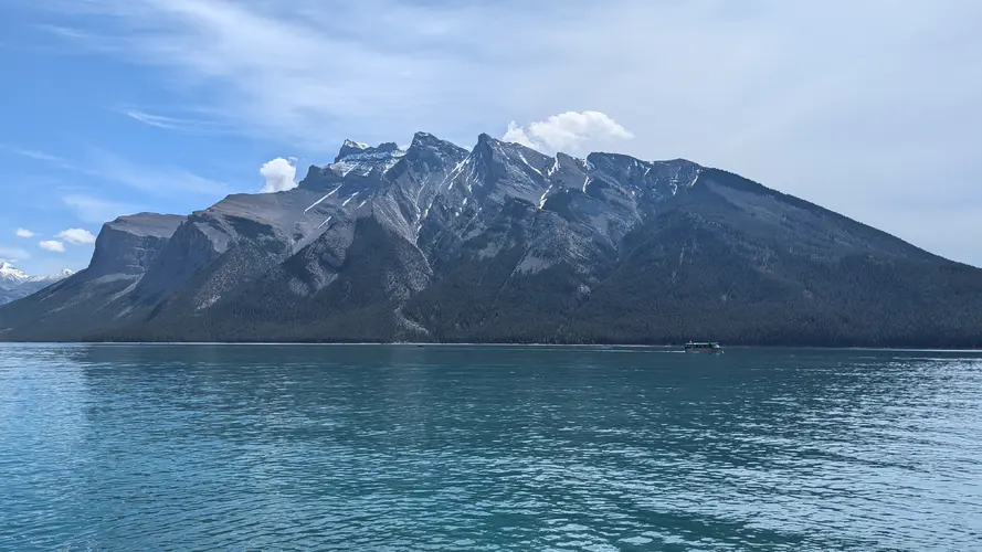 湖泊与山脉的壮丽风景 4K壁纸，捕捉大自然的美丽瞬间