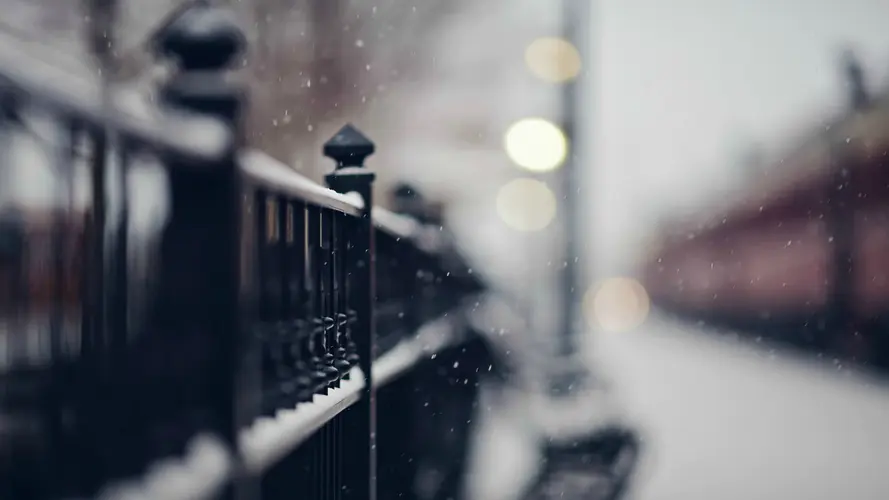 冬季城市景观 雪花飘落的景深效果4K高清壁纸