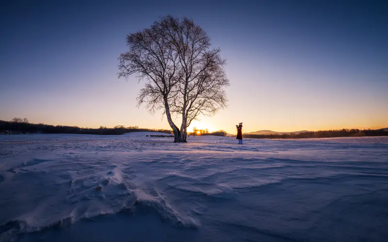 冬天 早上 女孩 日出 2021 雪风景 5K桌面壁纸5120×3200 照片