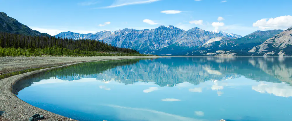 宁静的湖泊与群山景观_3840x1600带鱼屏_高清电脑桌面壁纸