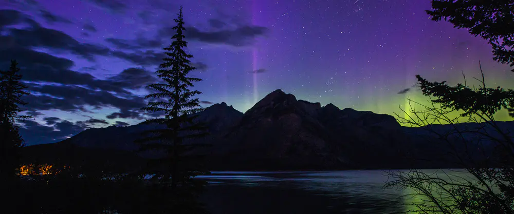 夜空下的极光风景_3840x1600带鱼屏_高清电脑桌面壁纸