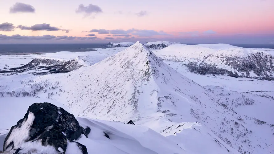 黄昏时的雪山岭4k风景壁纸