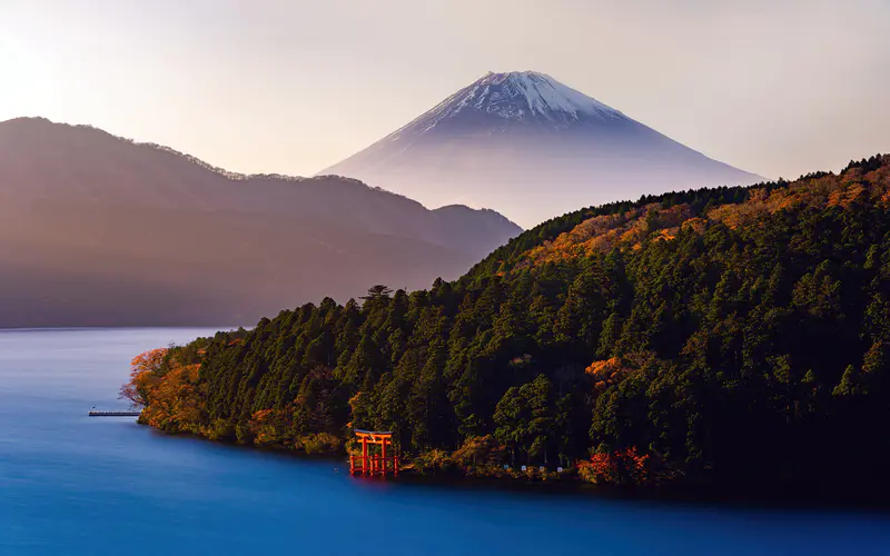 日本 富士山 雾 秋天 湖泊 全景 5K桌面壁纸5120×3200