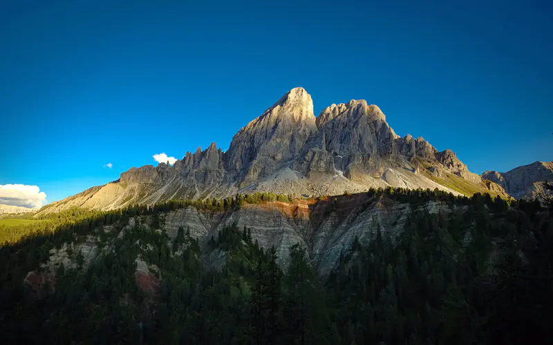 森林公园 山脉 山峰 日出 蓝天 5K桌面壁纸5120×3200