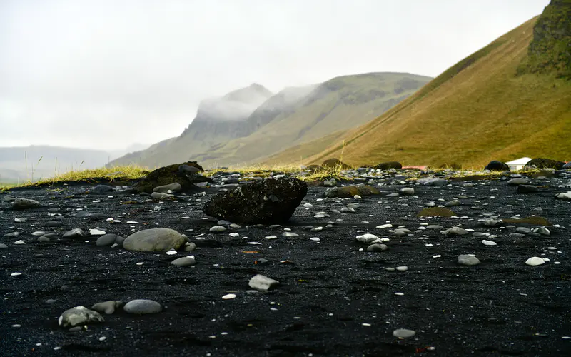 冰岛 火山岩 草 雾 冒险 5K桌面壁纸5120×3200