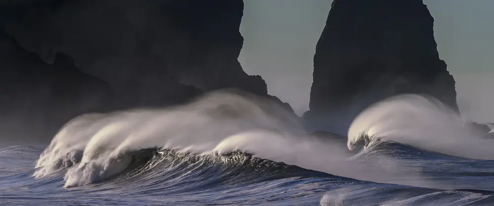 壮丽的海浪与岩石_3840x1600带鱼屏_高清电脑桌面壁纸