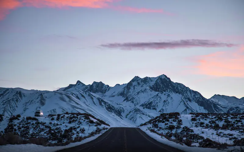 雪山 房车 旅行 道路 日落 风景 5K桌面壁纸5120×3200